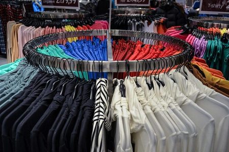 Cada español tira ao ano uns 14 quilos de roupa de media